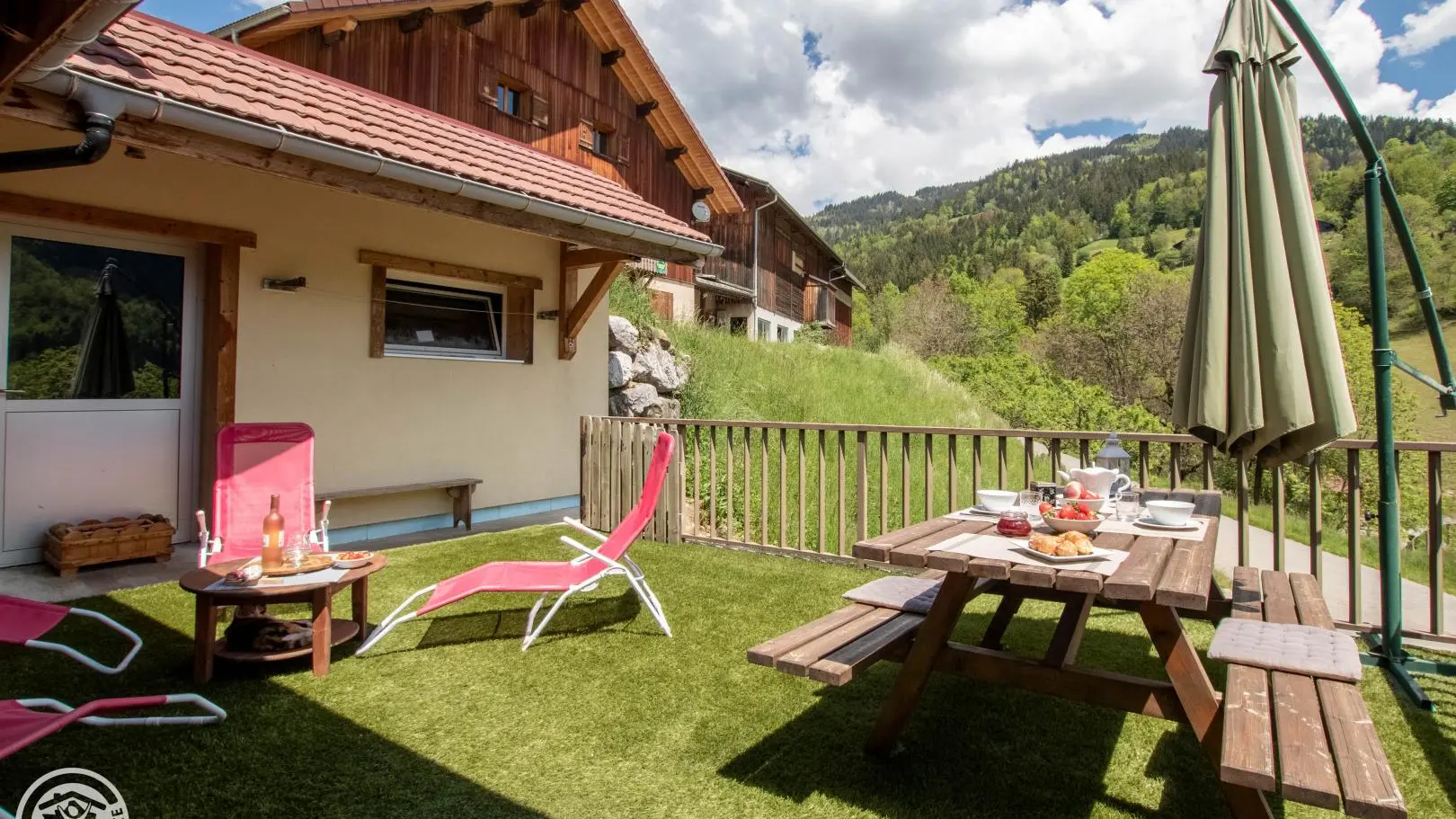 Une table avec bancs pour prendre ses repas