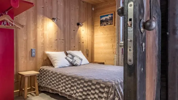Chambre 5 : 1 lit de 140x190cm avec salle d'eau privative