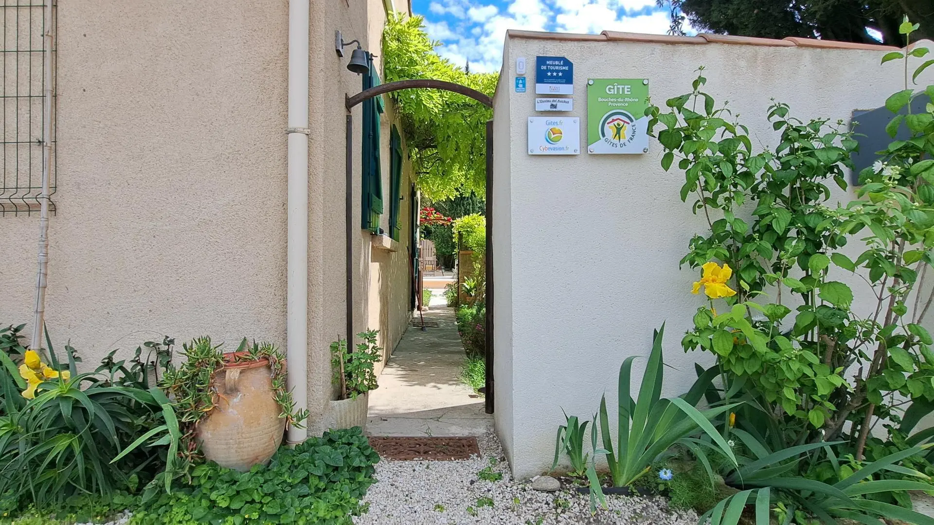 Entrée principale de l'Oustau dei Aucèus.