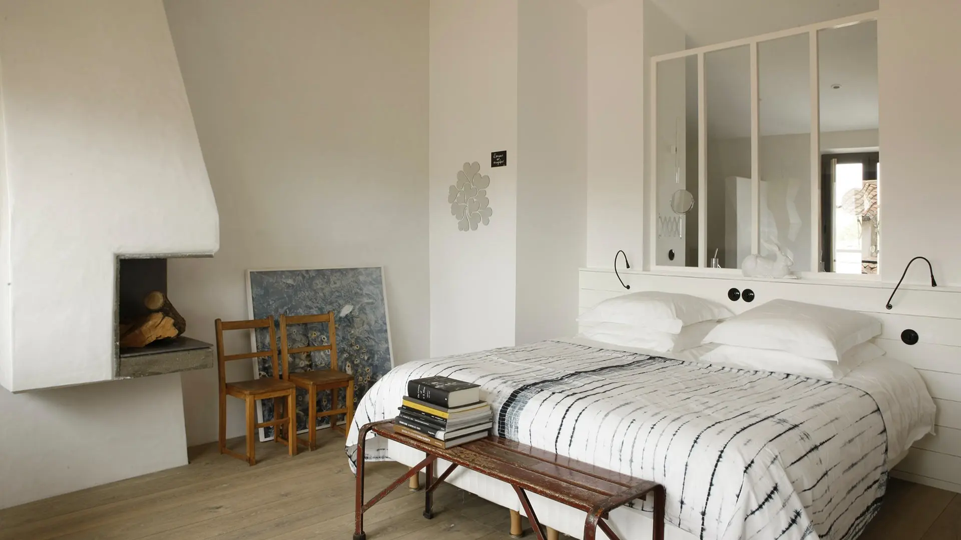 Erstes Schlafzimmer mit Doppelbett