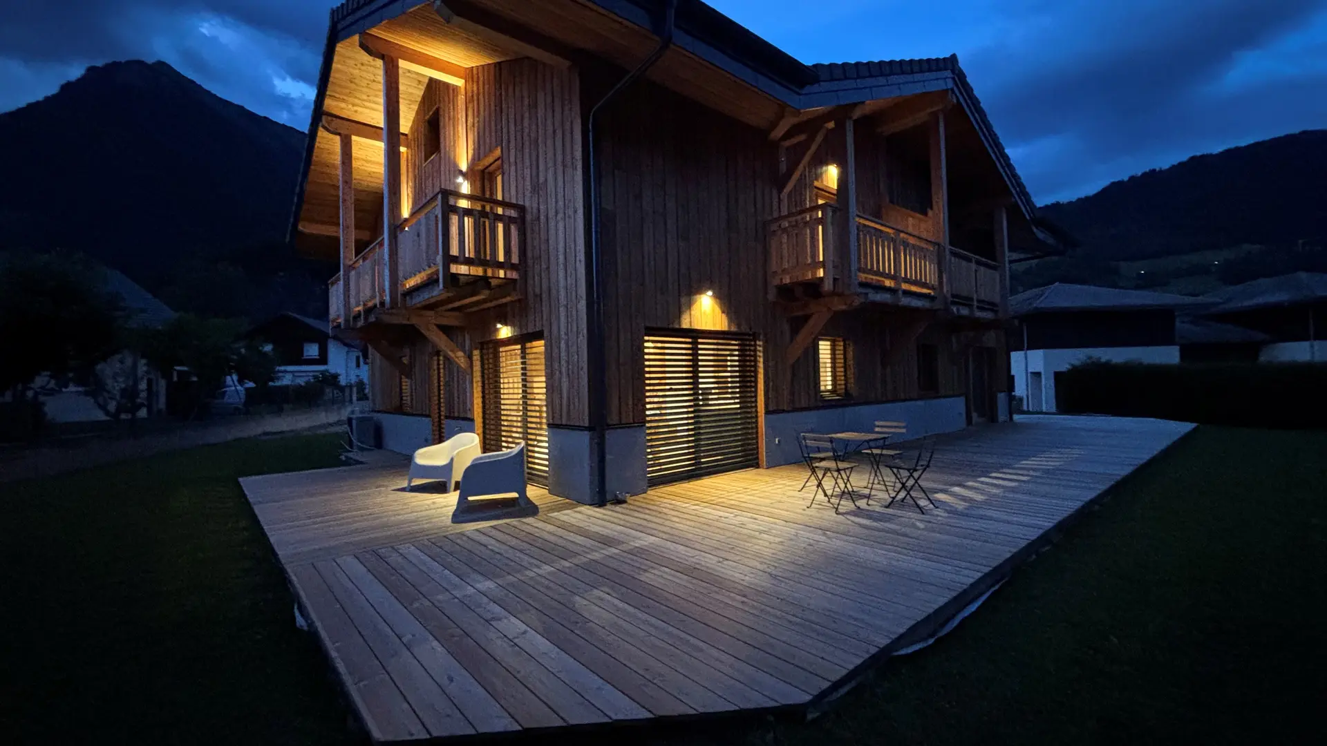 Vue extérieure de nuit
