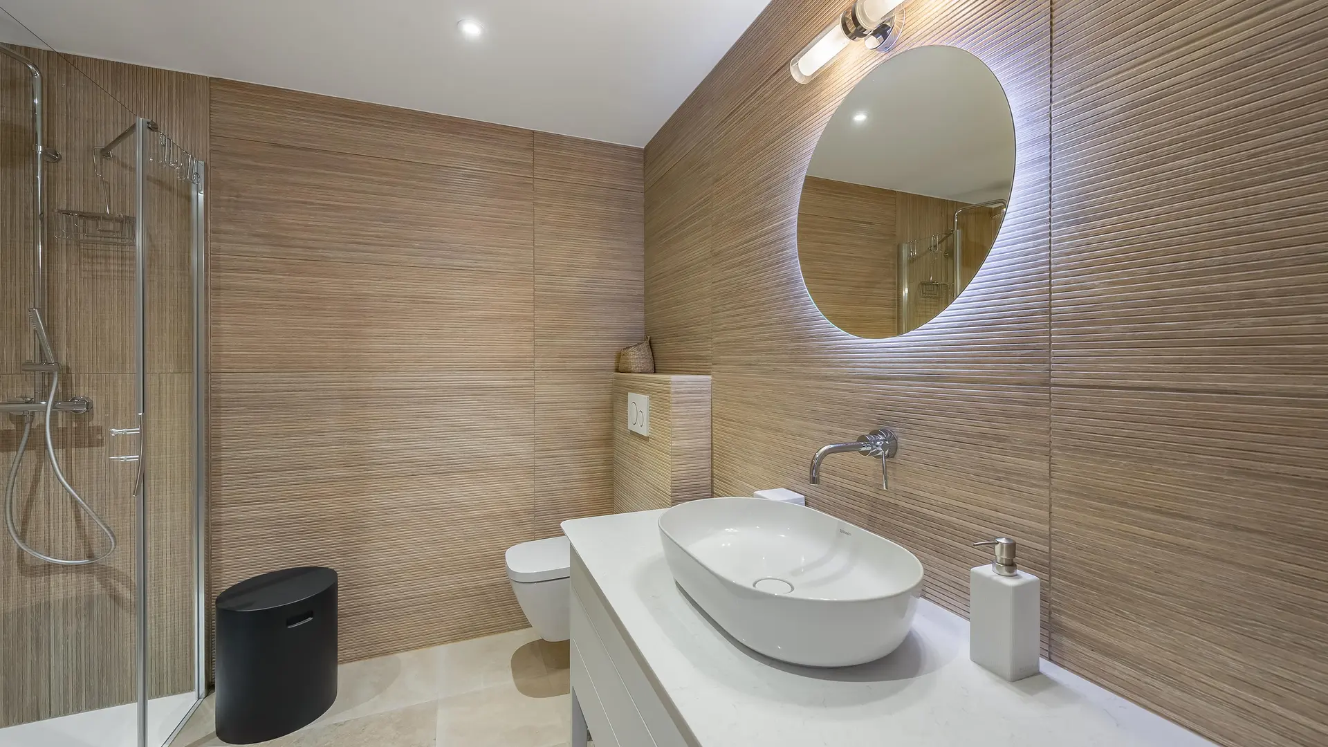 Salle de bains au design moderne avec douche à l'italienne, toilettes, vasque