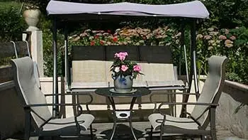 Balancelle sur la terrasse.