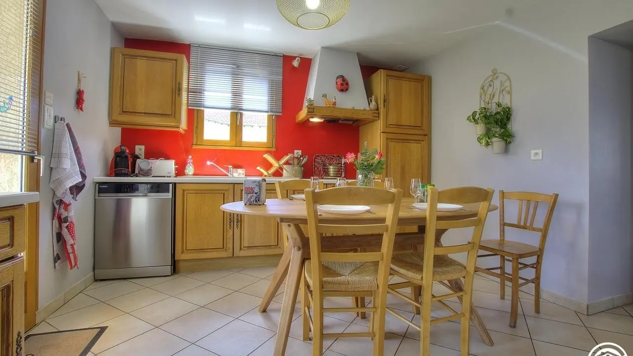 Cuisine, coin repas avec lave-vaisselle, four, four micro-onde, plaque vitrocéramique,machine à café, frigo avec un bac congélateur...