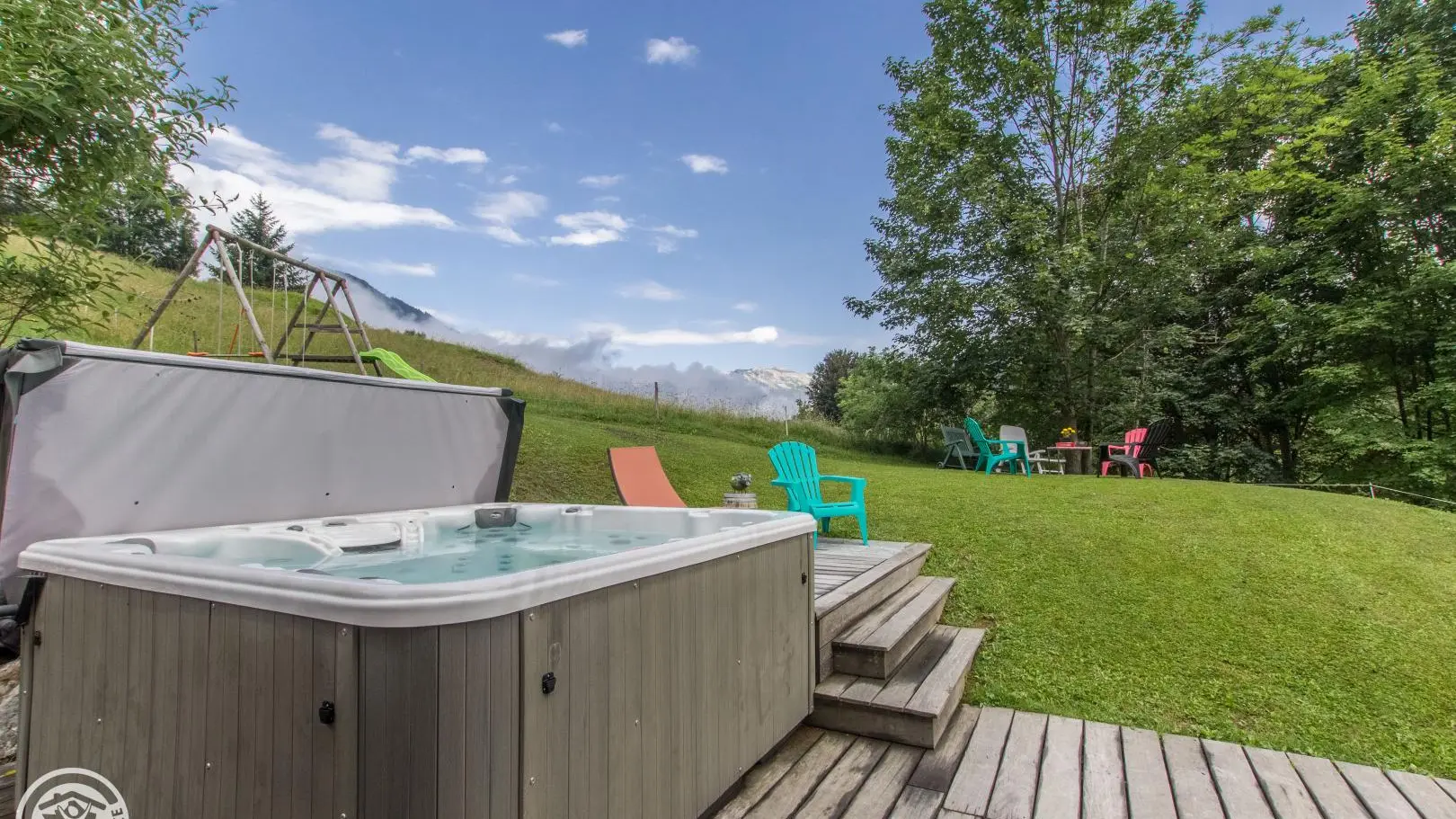 SPA avec lumière, chauffé toute l'année, grand jardin au calme