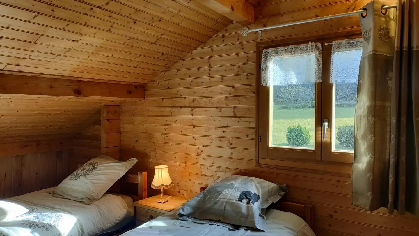Chambre 2 : deux lits 90.