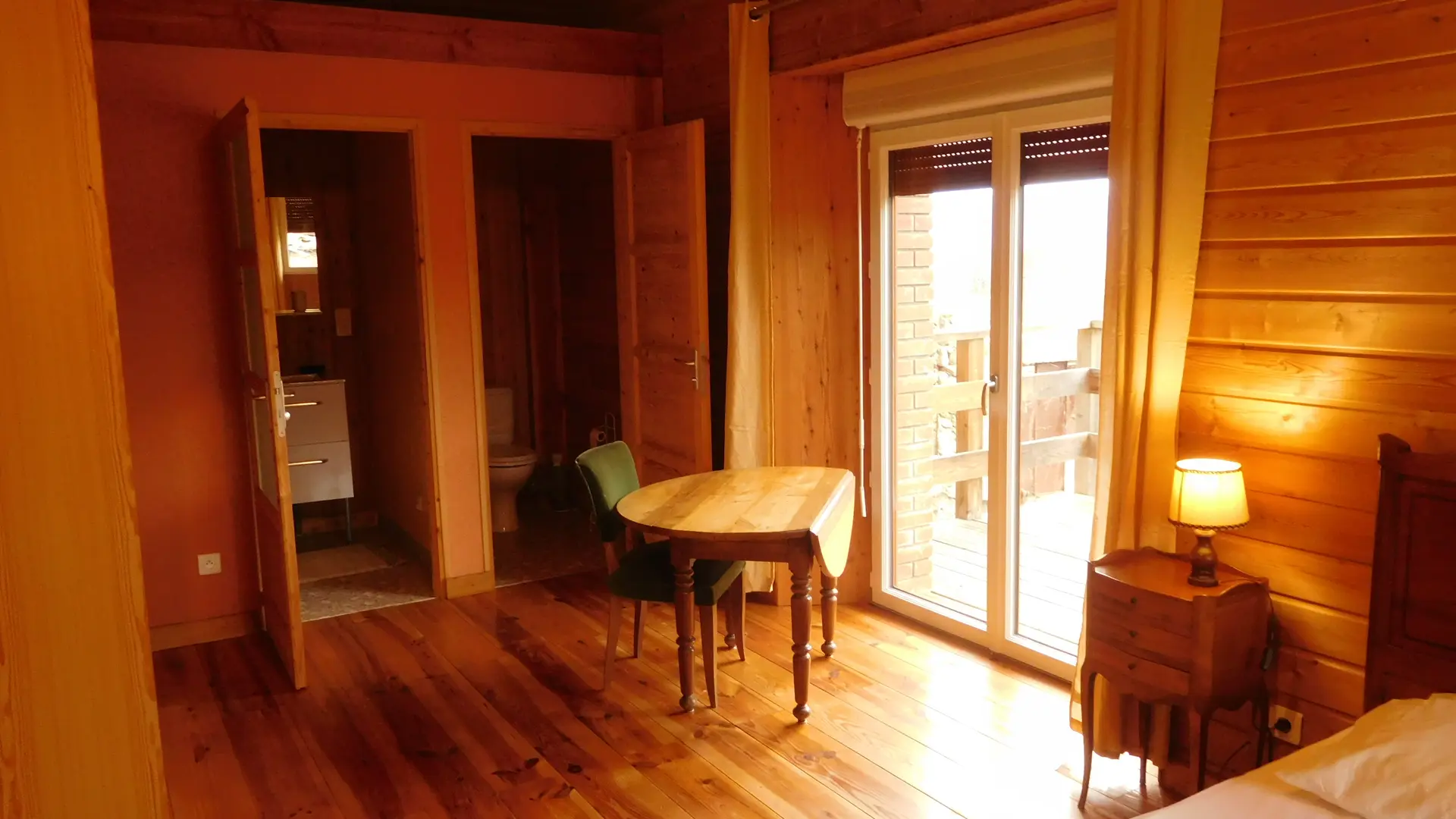grde chambre de l'étage avec 2 lits simples