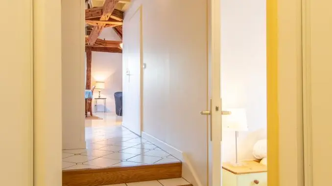 Couloir d'entrée et accès chambre 1