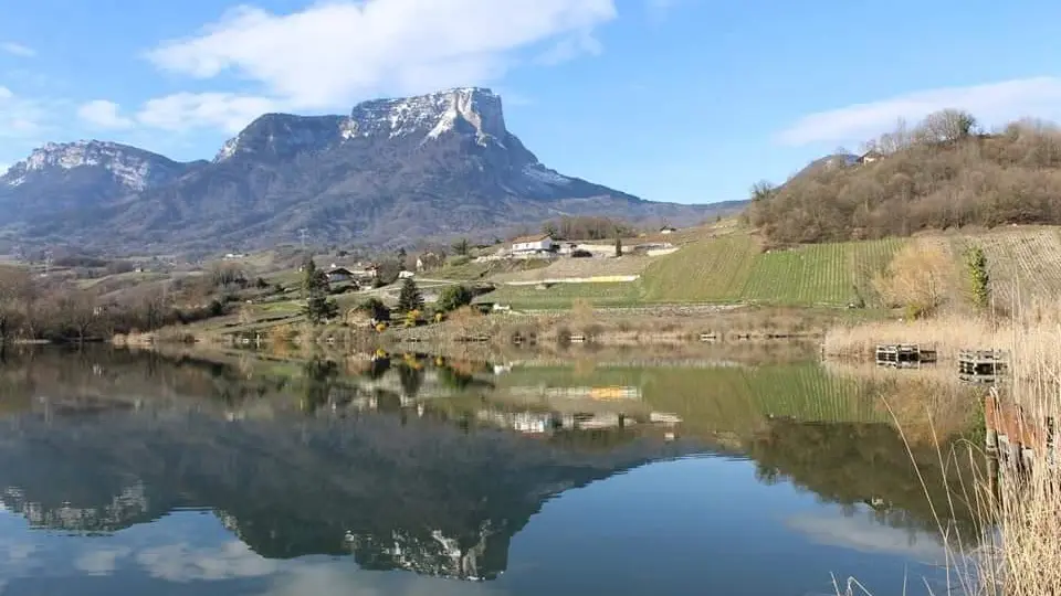 Lac de St André face au Mont Granier