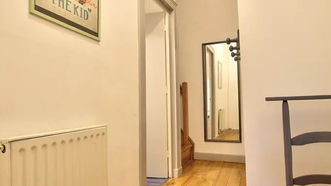 le vestiaire et l'accés à la salle de bain et aux chambres