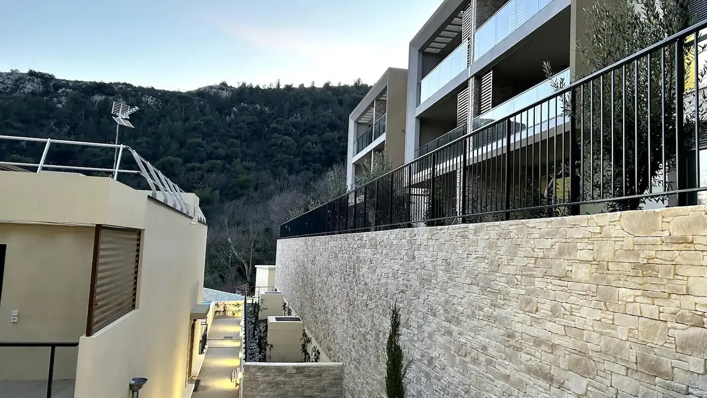 Vue du bâtiment et de l'accès vers la Piscine