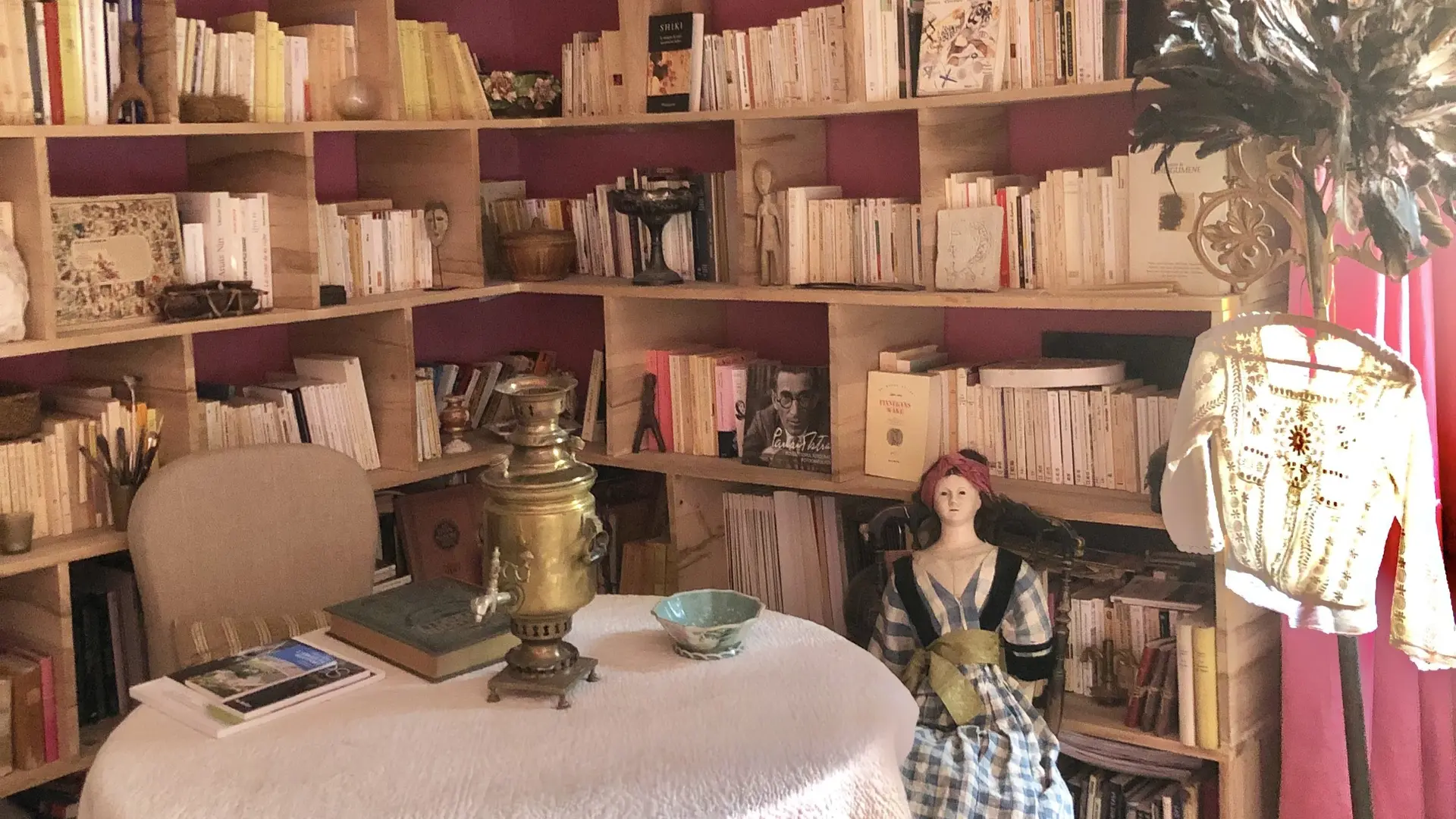 La Princesse au Petit Pois_L'Isle-sur-la-Sorgue coin repas avec bibliothèque de livres