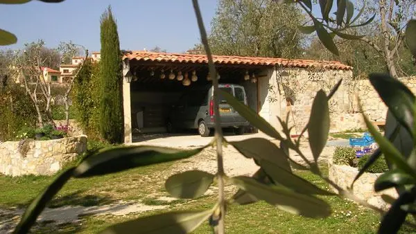 Gîte Le Jardin des Cinq Sens-Abri voiture-Tourrette-Levens-Gîtes de France des Alpes-Maritimes