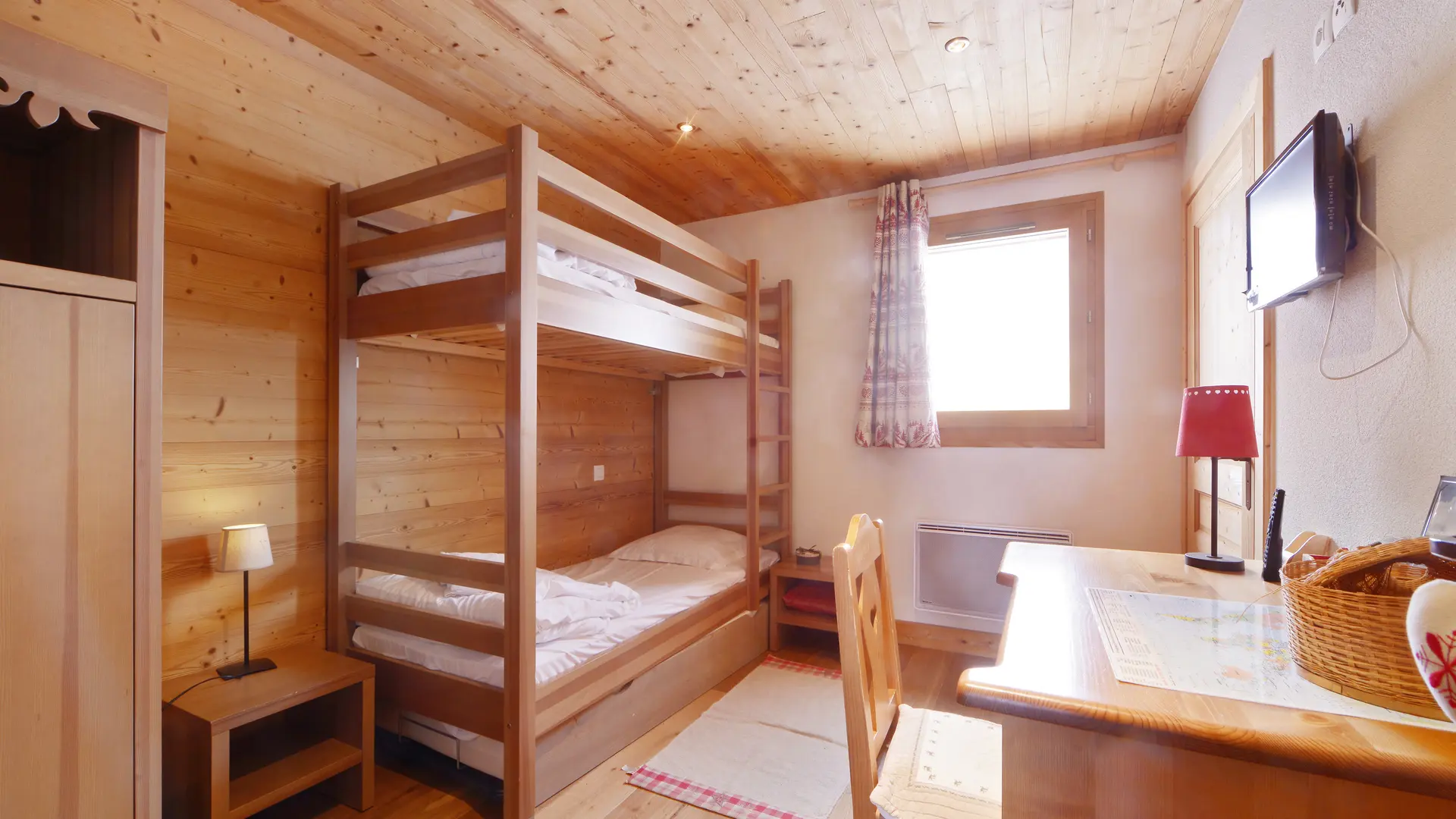 Chambre N°3 avec lits superposés et un lit une place