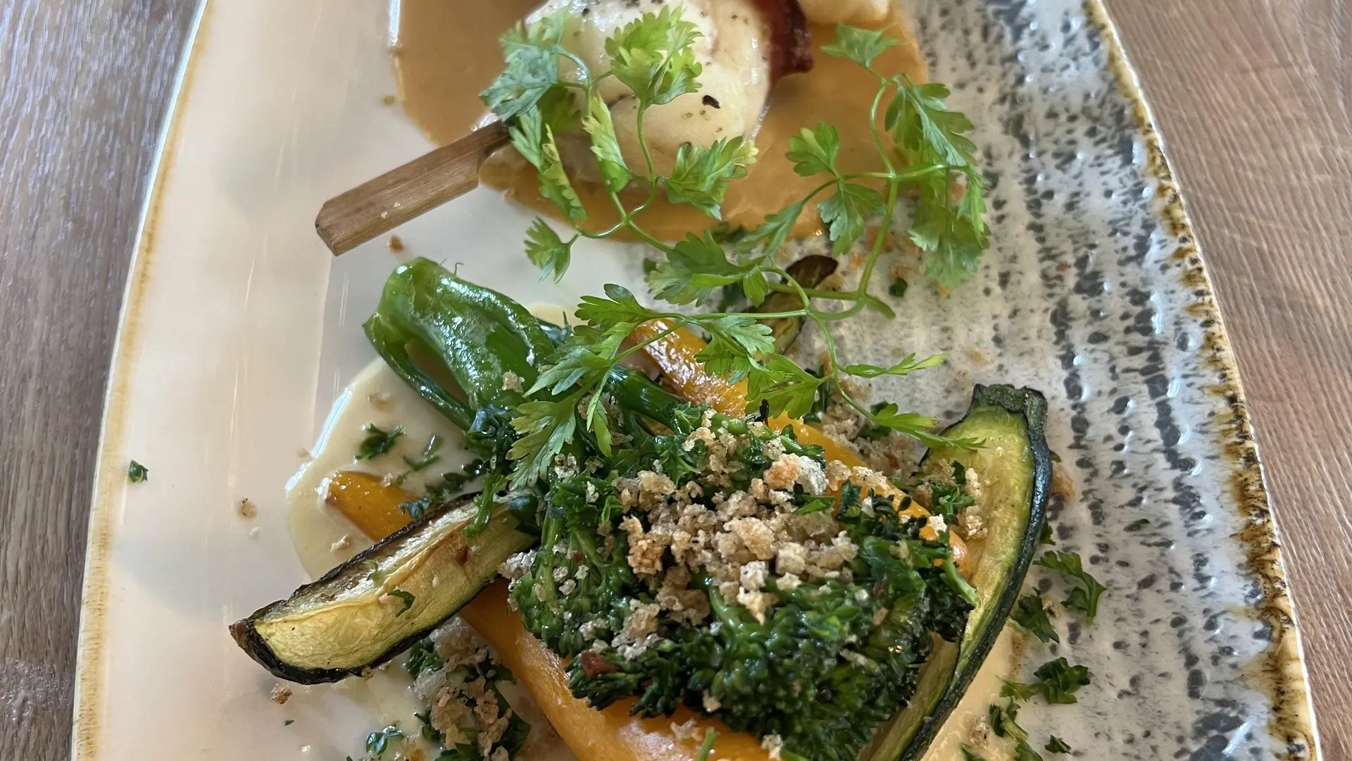 Brochettes de poisson et accompagnement végétal