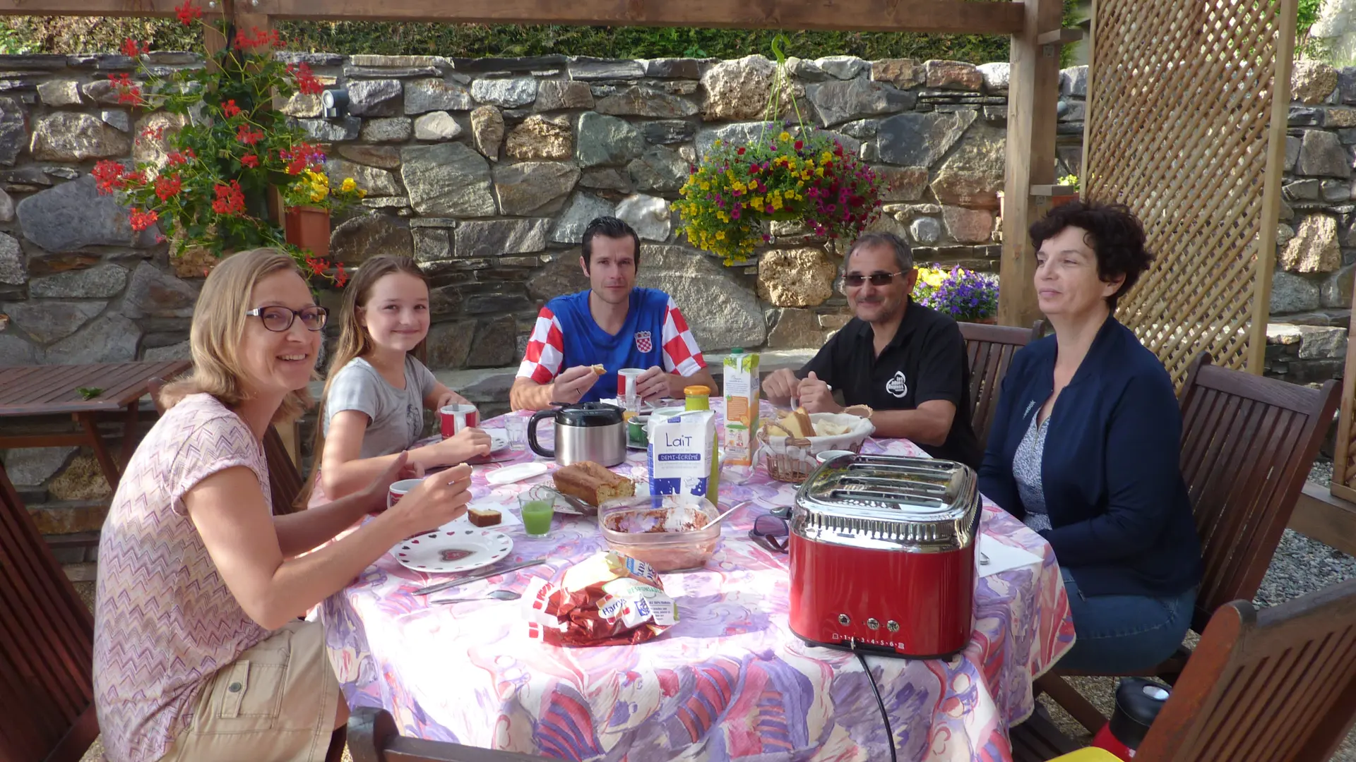 Petit-déjeuner sous la pergola
