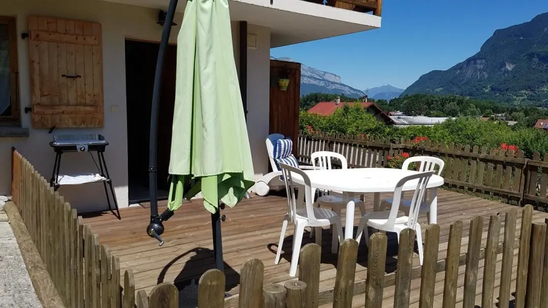 Terrasse avec salon de jardin complet.