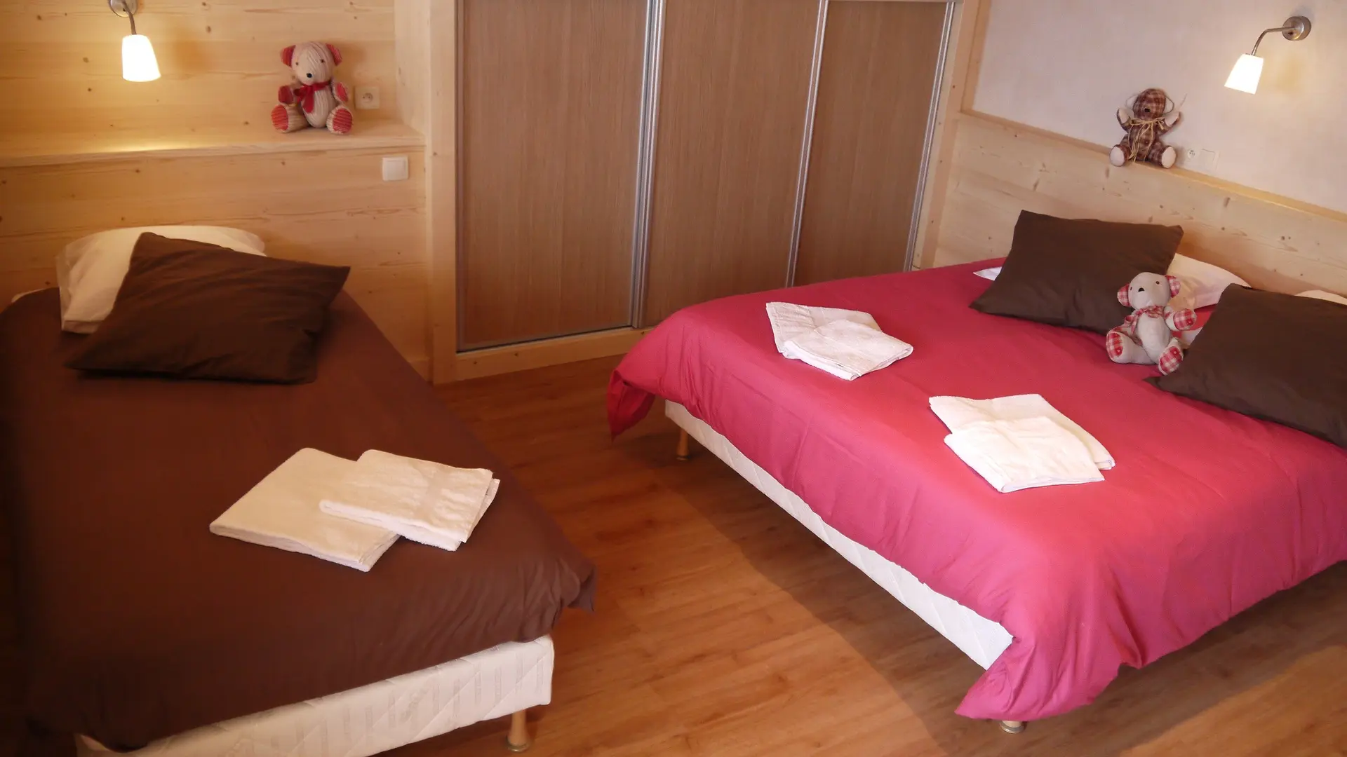 Chambre avec lit double et lit simple/Bedroom witha  double bed and a singe bed-Chalet Panorama-le Grand-Bornand