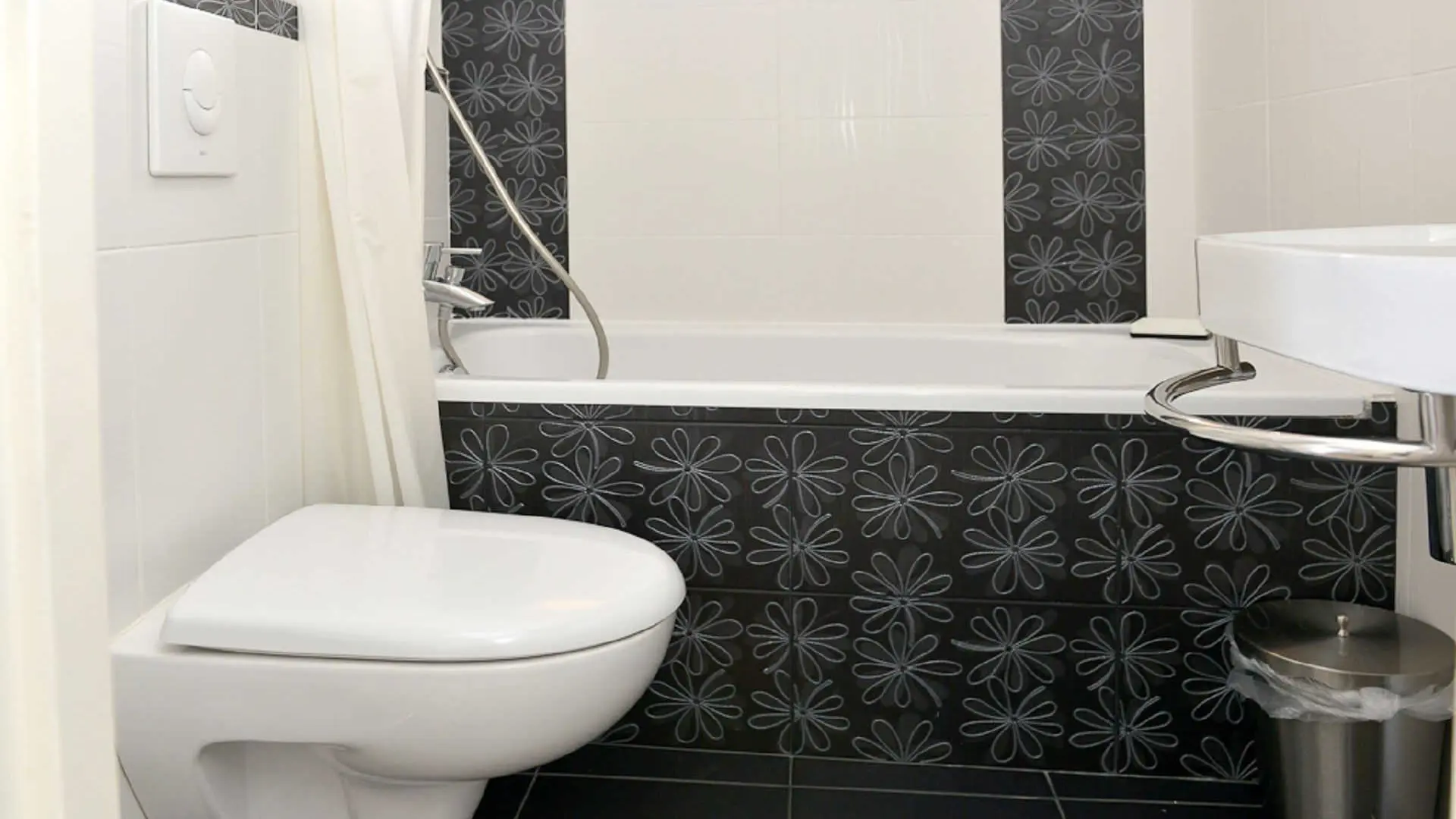 L'Olivier-Mas d'Angeline-Salle de bains-Cuisine-Beausoleil-Gîtes de France des Alpes-Maritimes