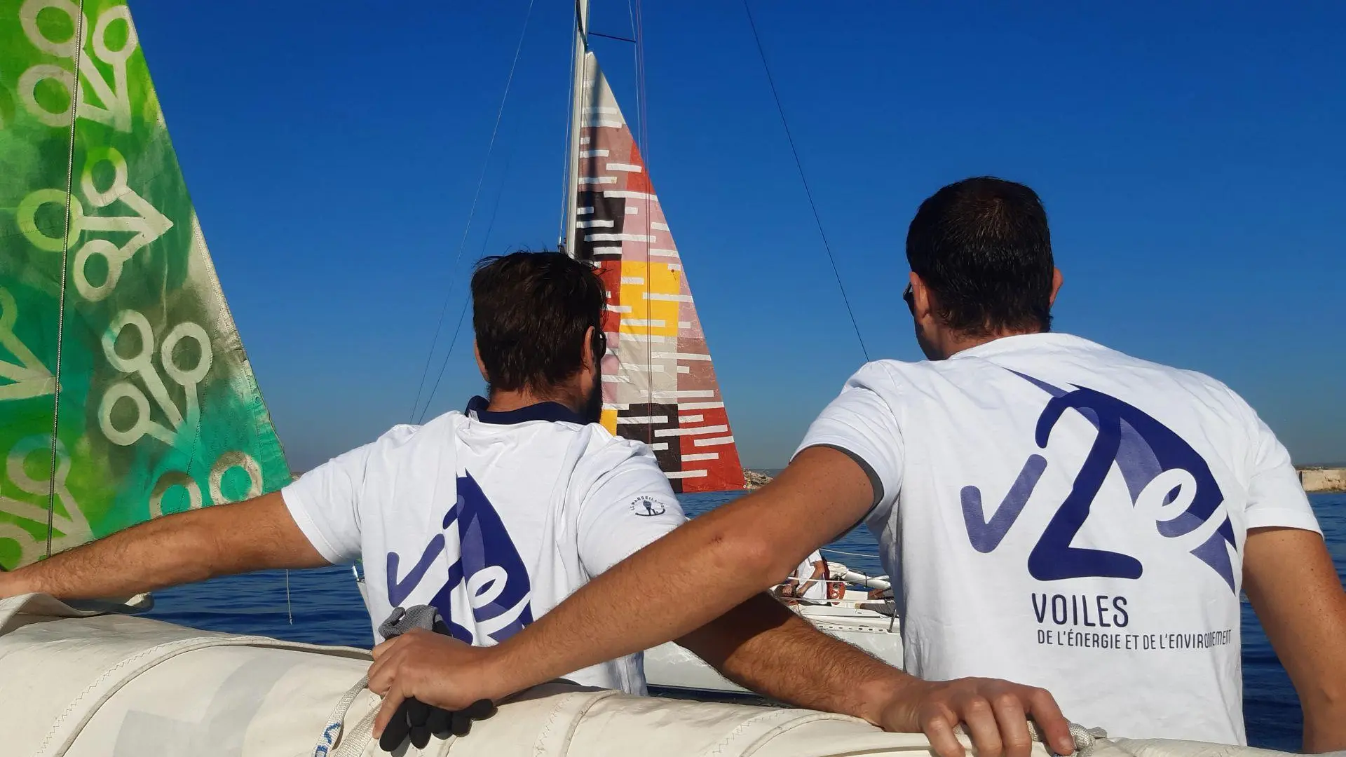 logo sur des tee-shirts