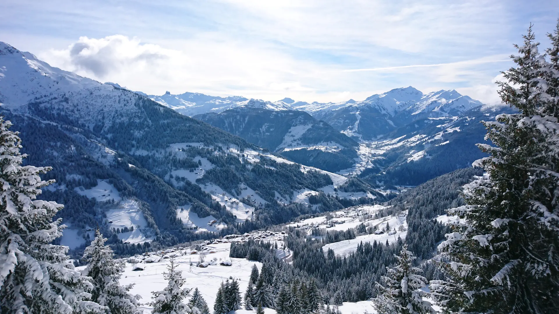 Le village d'Hauteluce vu depuis les Brays