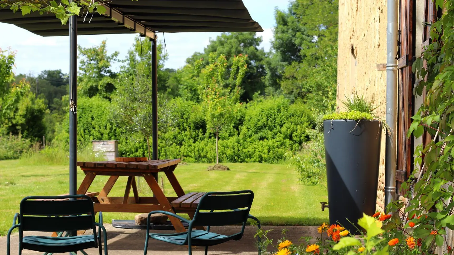 L'Etable, la terrasse côté jardin