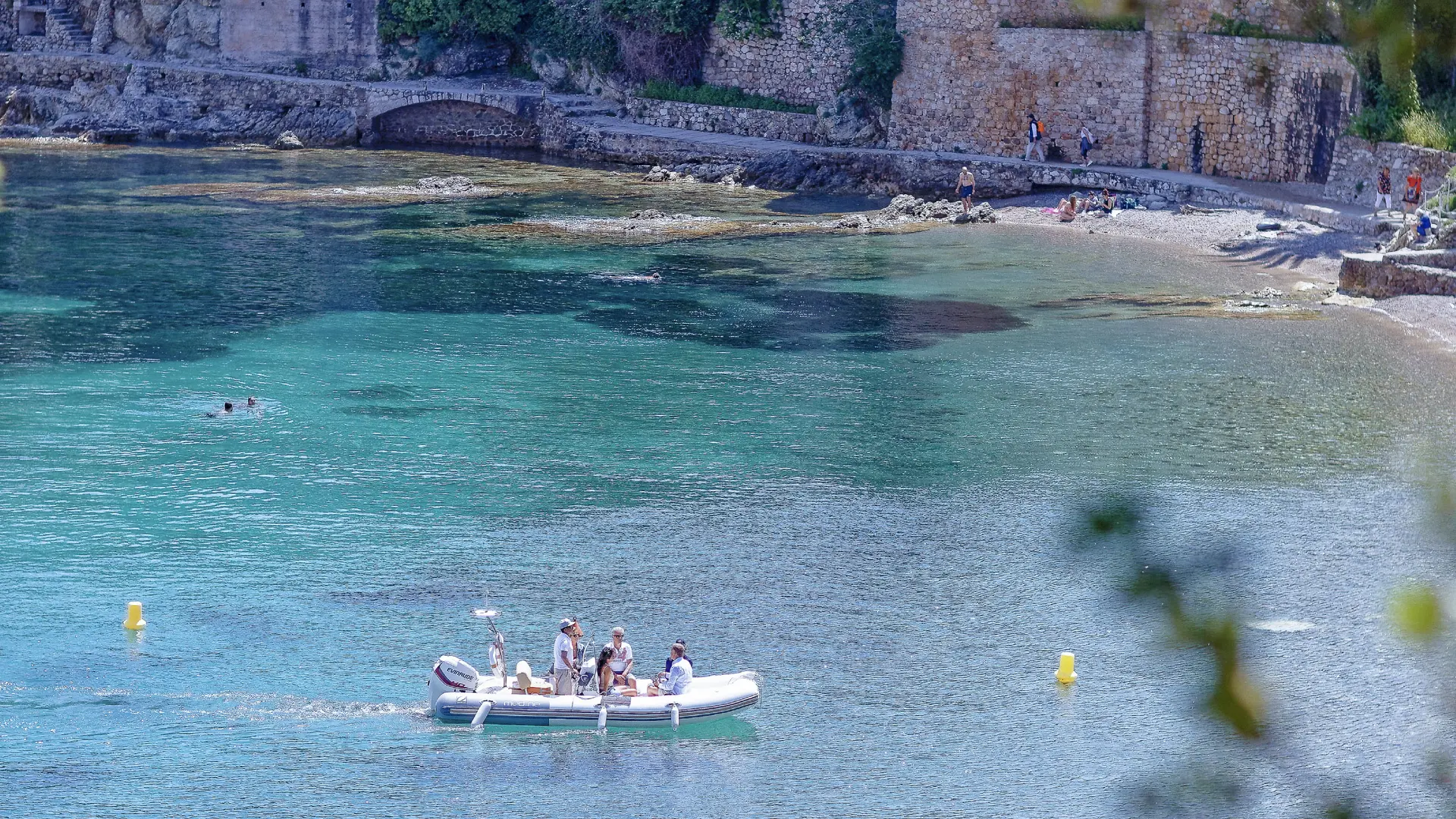 Paloma Beach, restaurant, plage privée, plage public, matelas, parasol, plage Saint-Jean-Cap-Ferrat, plage Paloma, beach, restaurant de poissons grillés, Nice, riviera, cotedazur, saint-jean-cap-ferrat