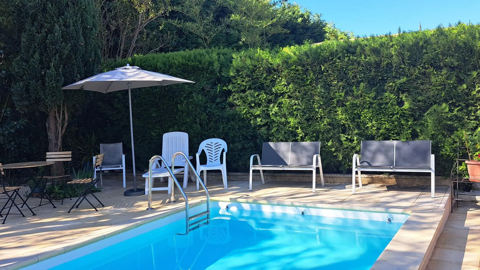 Piscine de L'Oustau dei Aucèus sous un beau soleil d'Avril.