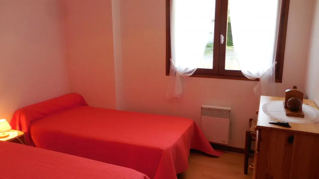 chambre 2 lits 1 personne côté cour