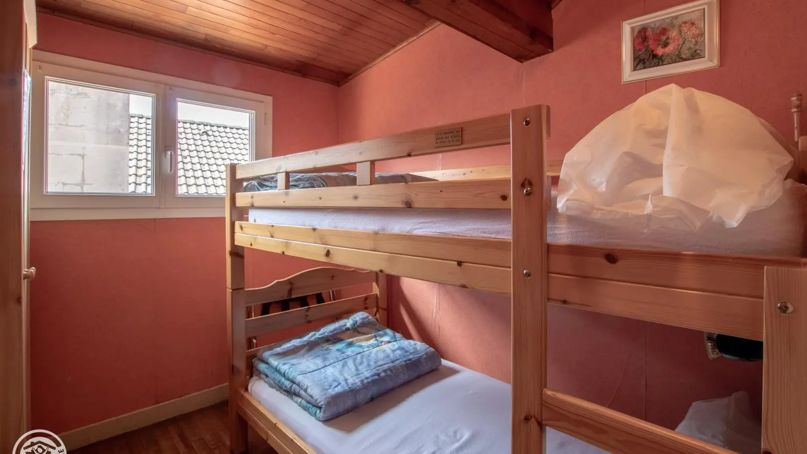 Au 2ème étage.
Chambre avec 2 lits superposés.