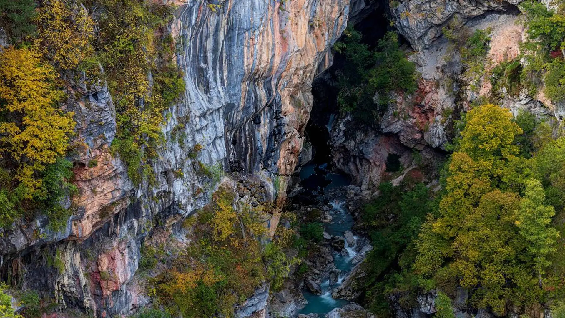 Gouffre de Gourfouran à l'automne