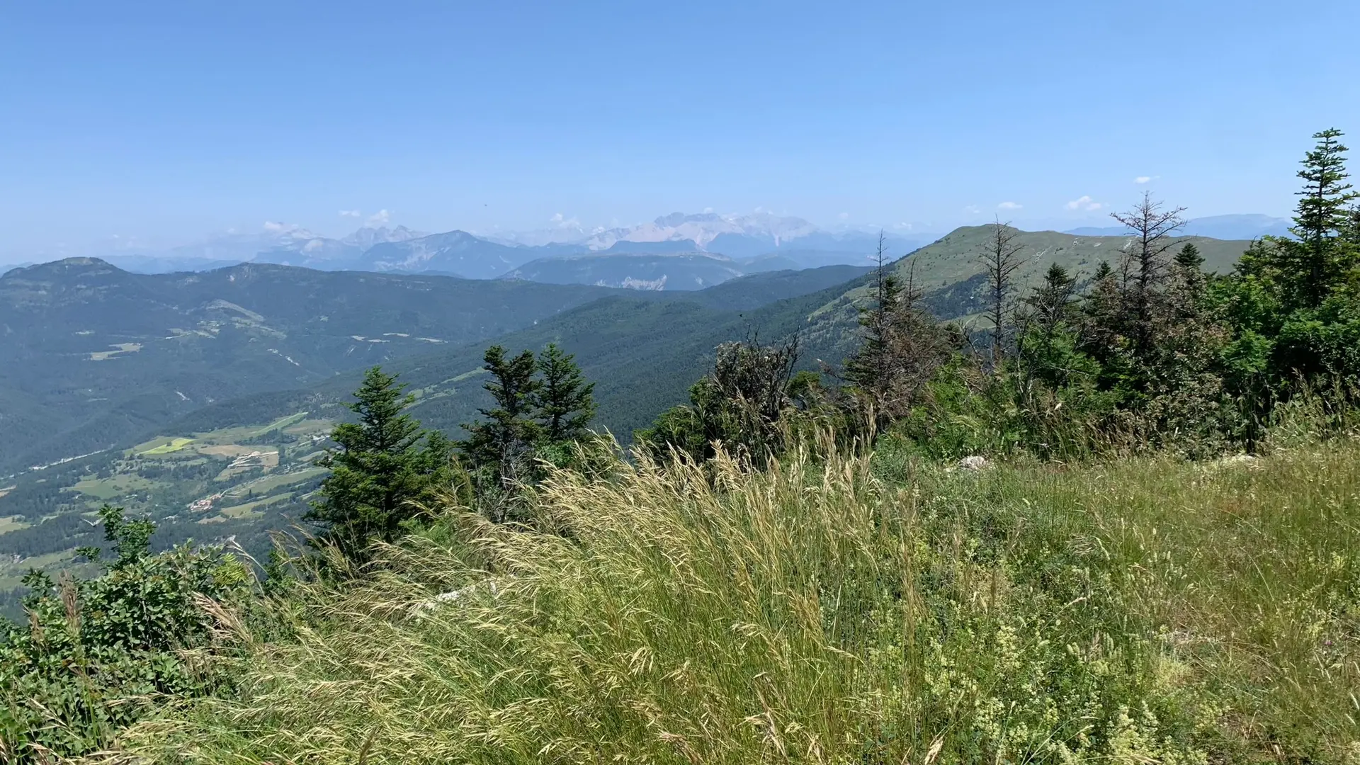Vue sur la Barre des Écrins et la crête de l'Aup à l'est