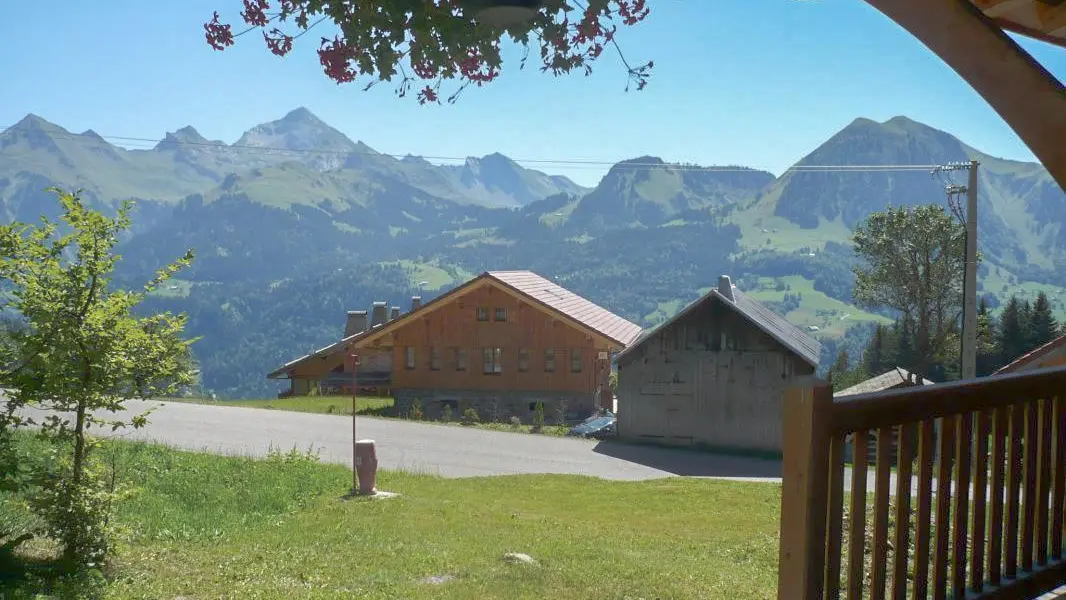 La vue panoramique sur la Chaîne des Aravis l'été