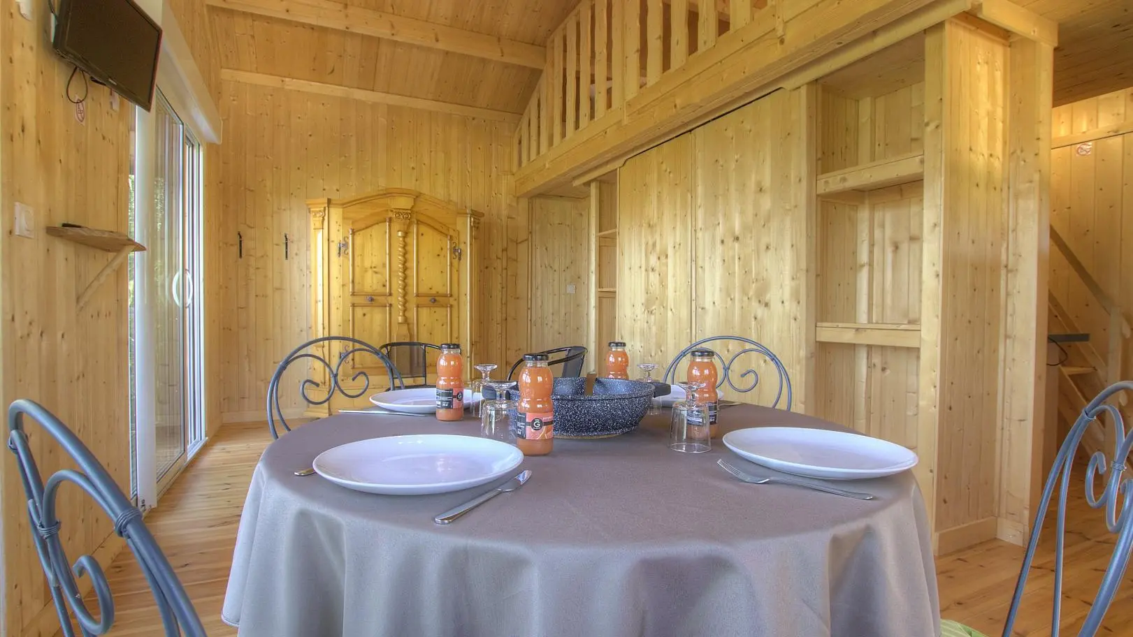 Le lit une fois réintégré dans son emplacement, laisse place à un grand espace.