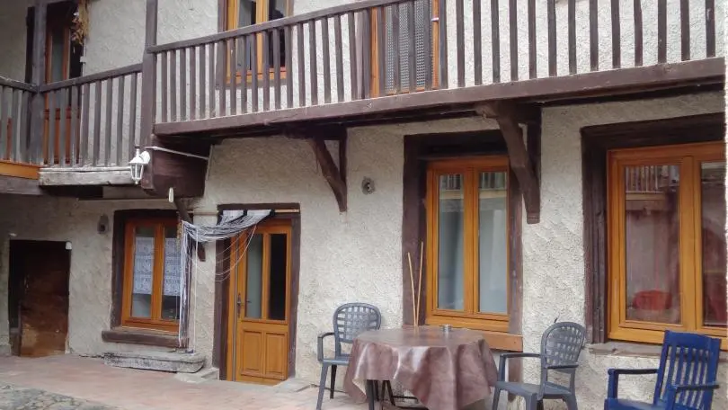 Cour intérieure commune avec le propriétaire qui habite à l'étage du gîte en rez-de-chaussée.