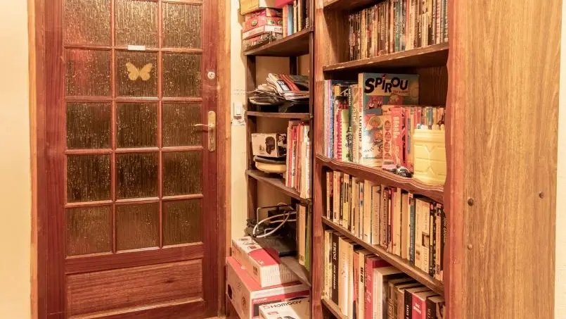 Au 1er niveau, coin bibliothèque en commun avec second gîte