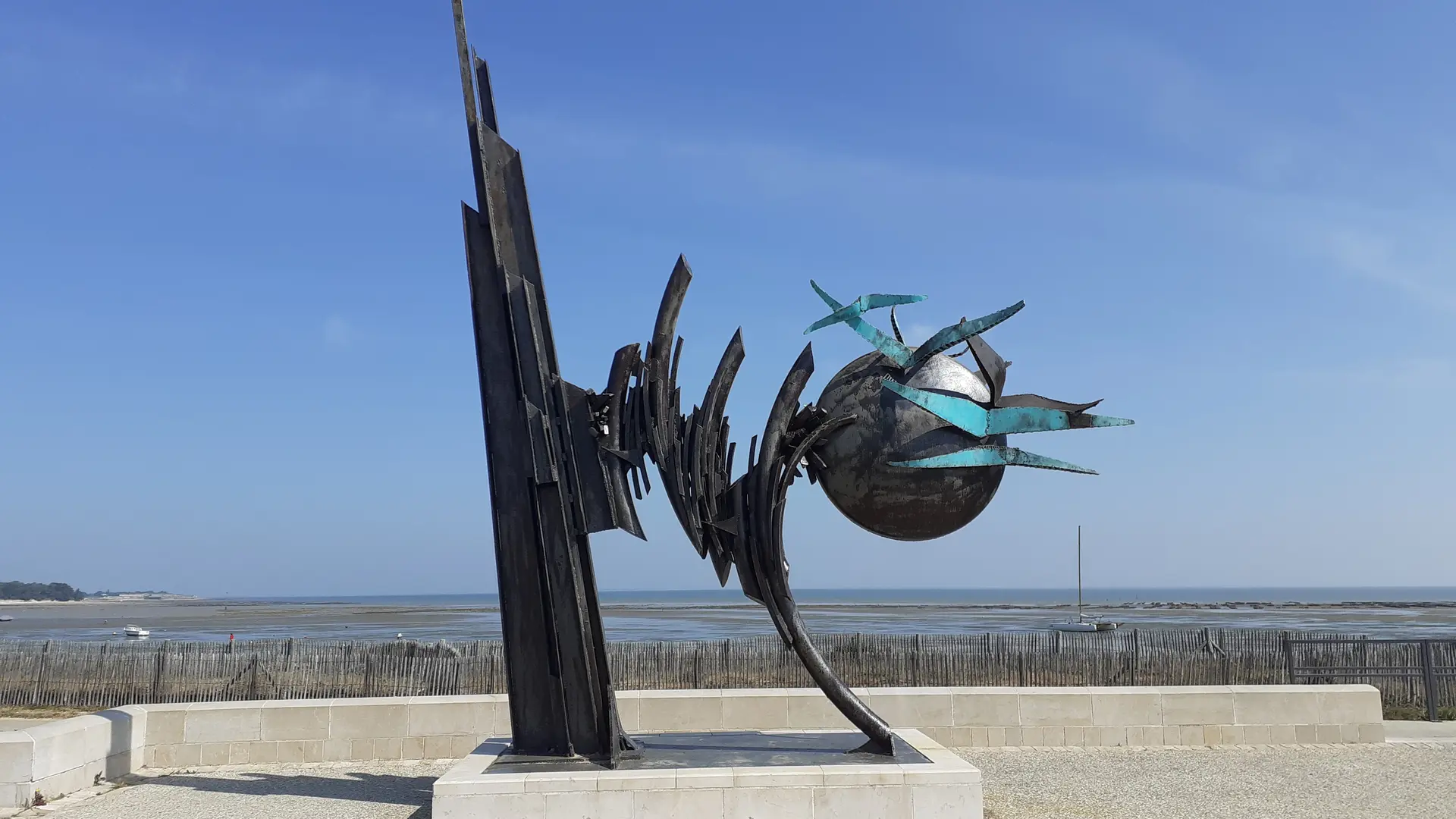 Sculpture « Des vagues, des mouettes » et vue sur la mer