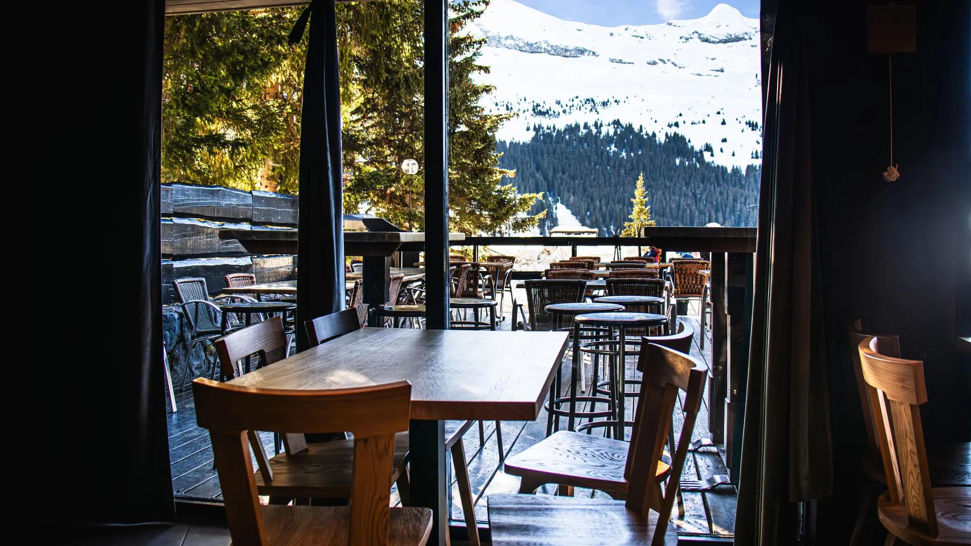 Vue sur l'extérieur depuis l'intérieur du restaurant