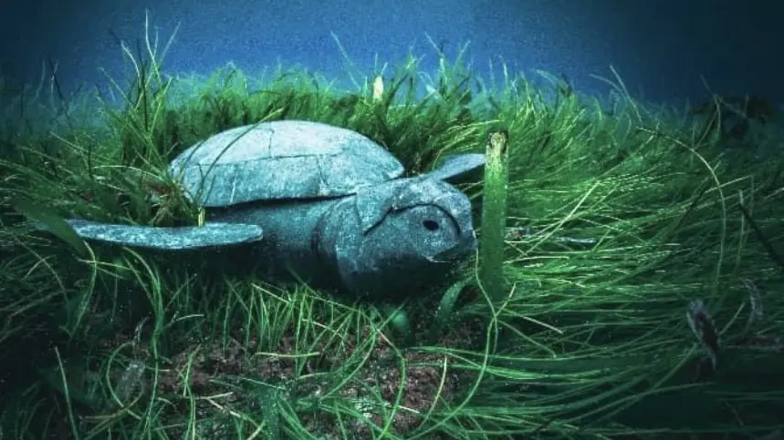 Le Zinglé_L'Isle-sur-la-Sorgue sculpture de tortue en zinc dans l'acéan sur un lit d'algues