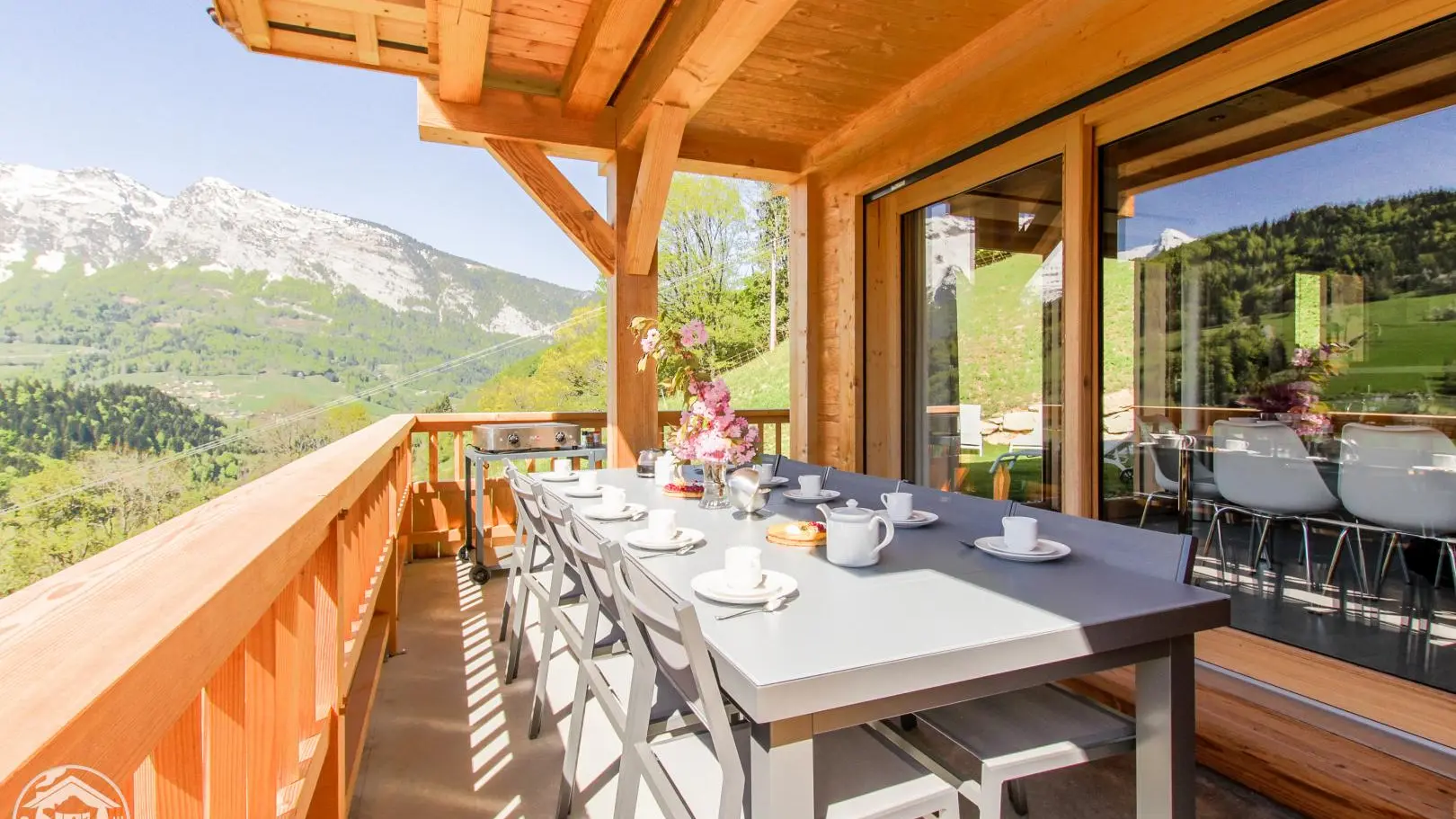 Balcon-terrasse avec salon de jardin et barbecue