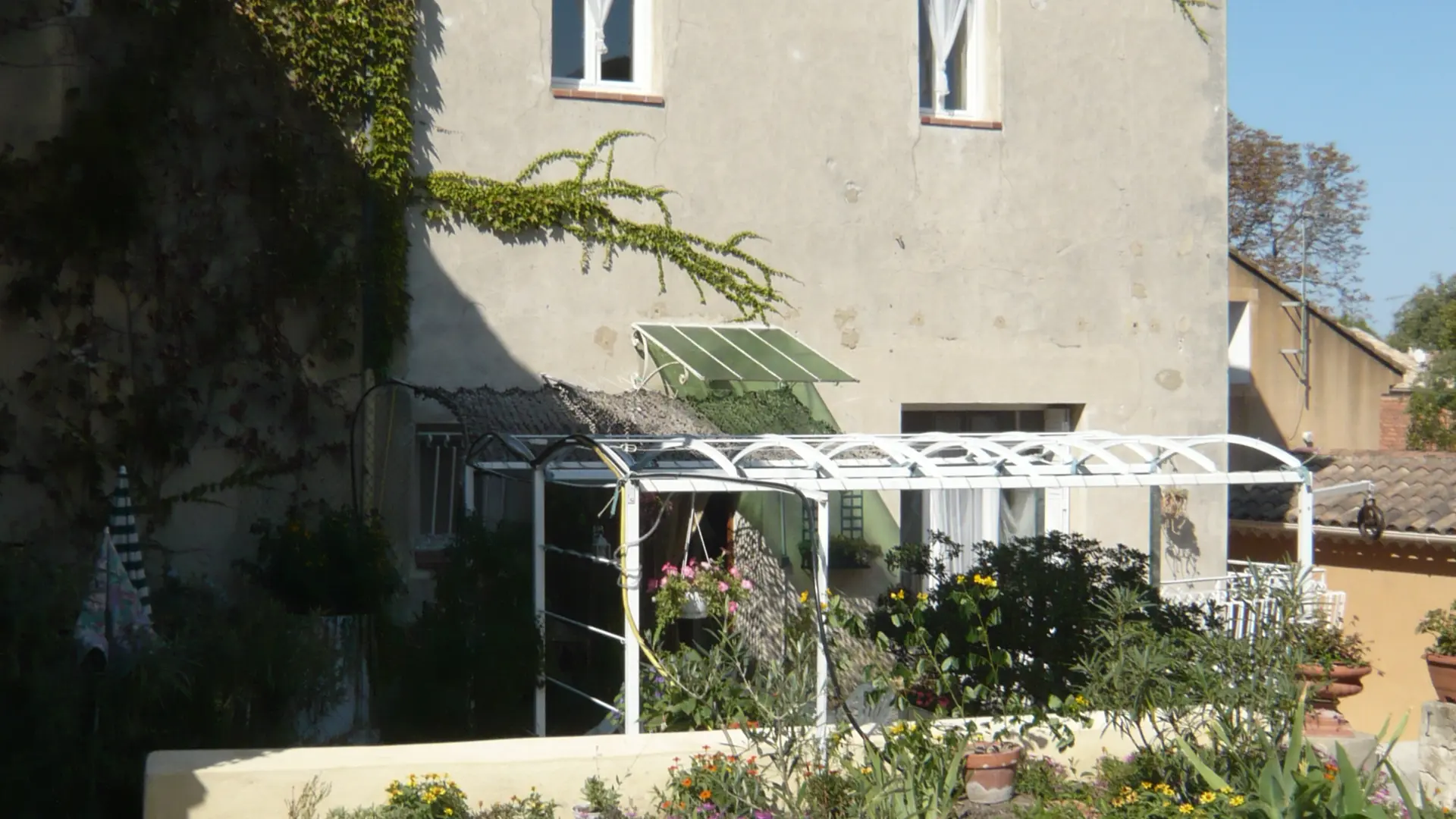 La maison vue du jardin sud