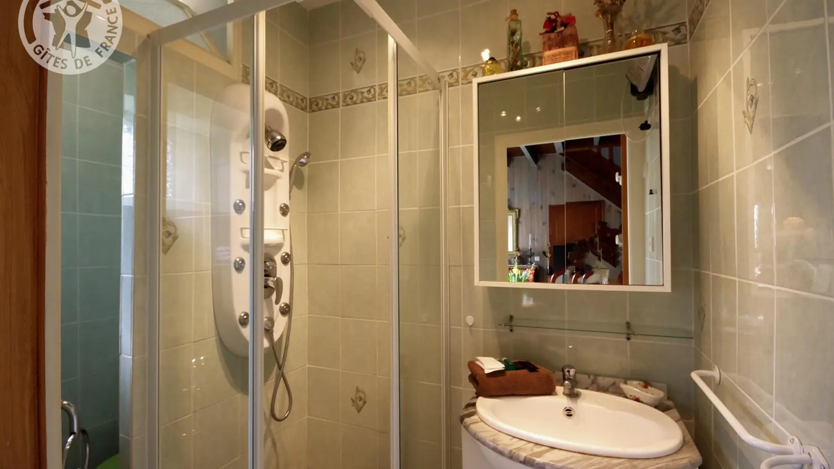 salle d'eau NE CORESPOND PLUS A CELLE CI TOUT A ETE REFAIT NEUF ET PIUS PRATIQUE GRAND SECHE SERVIETTES TOILETTE PLUS TOILETTE FENETRE