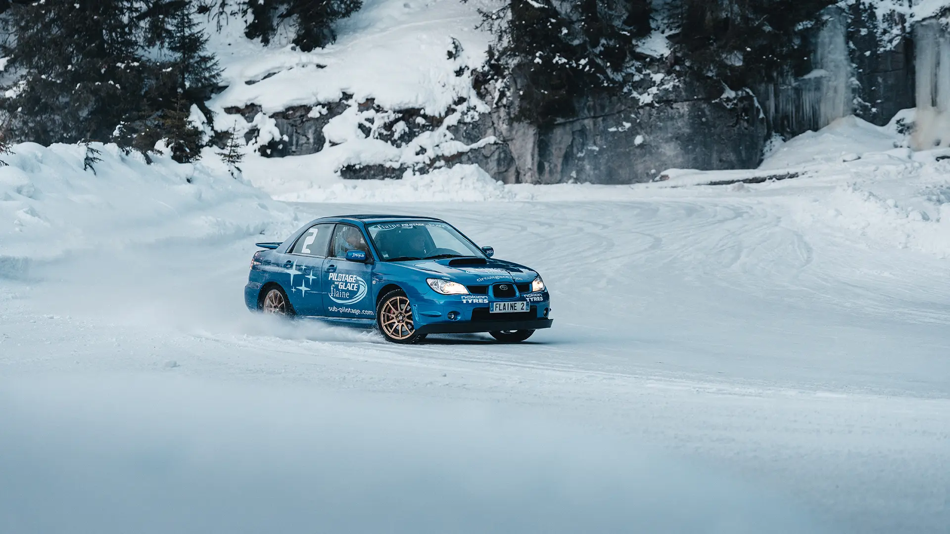 Voiture lors d'un baptême de conduite sur glace