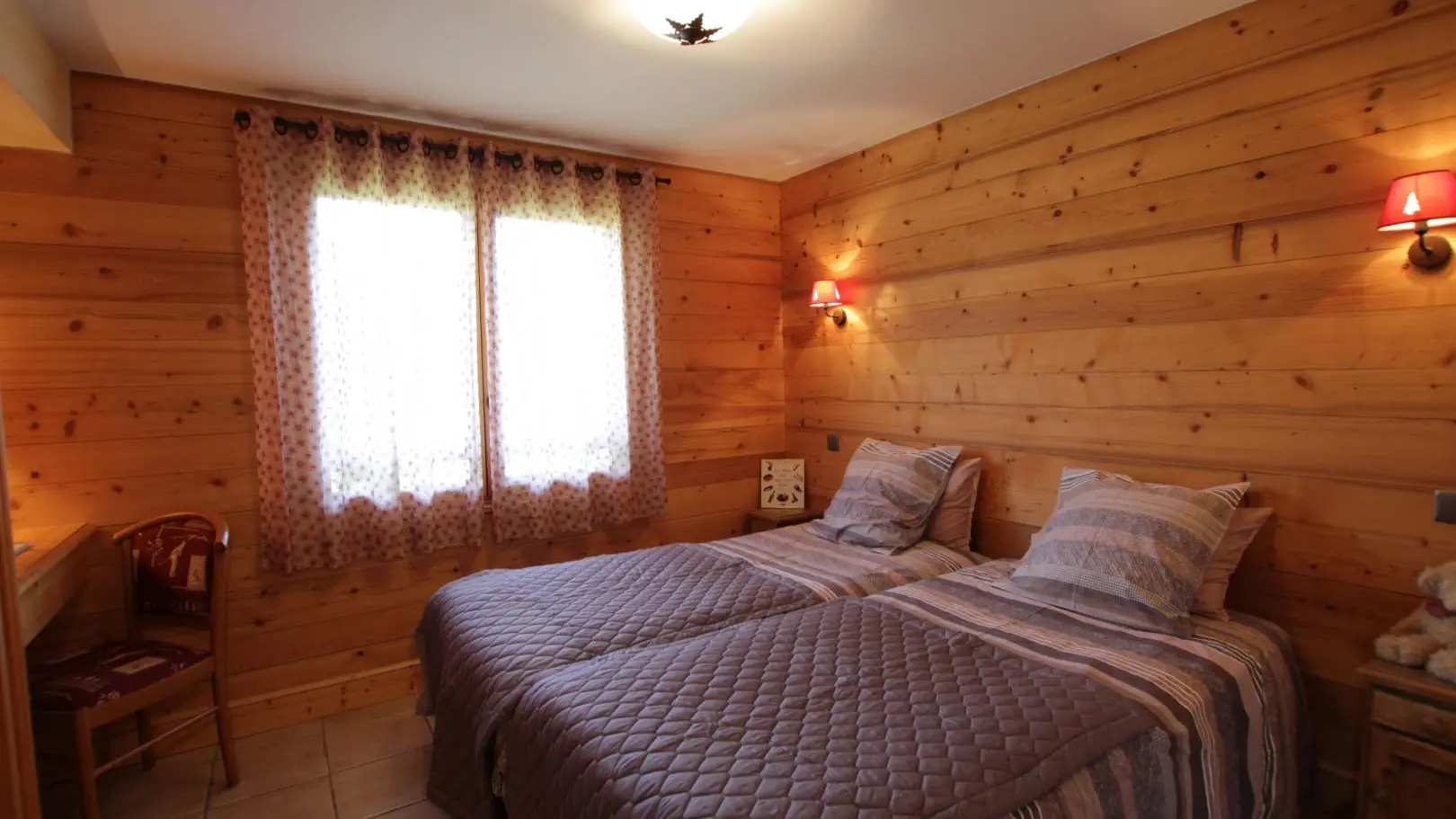 Chambre au même niveau que la pièce principale. 2 lits 90cm jumelables.