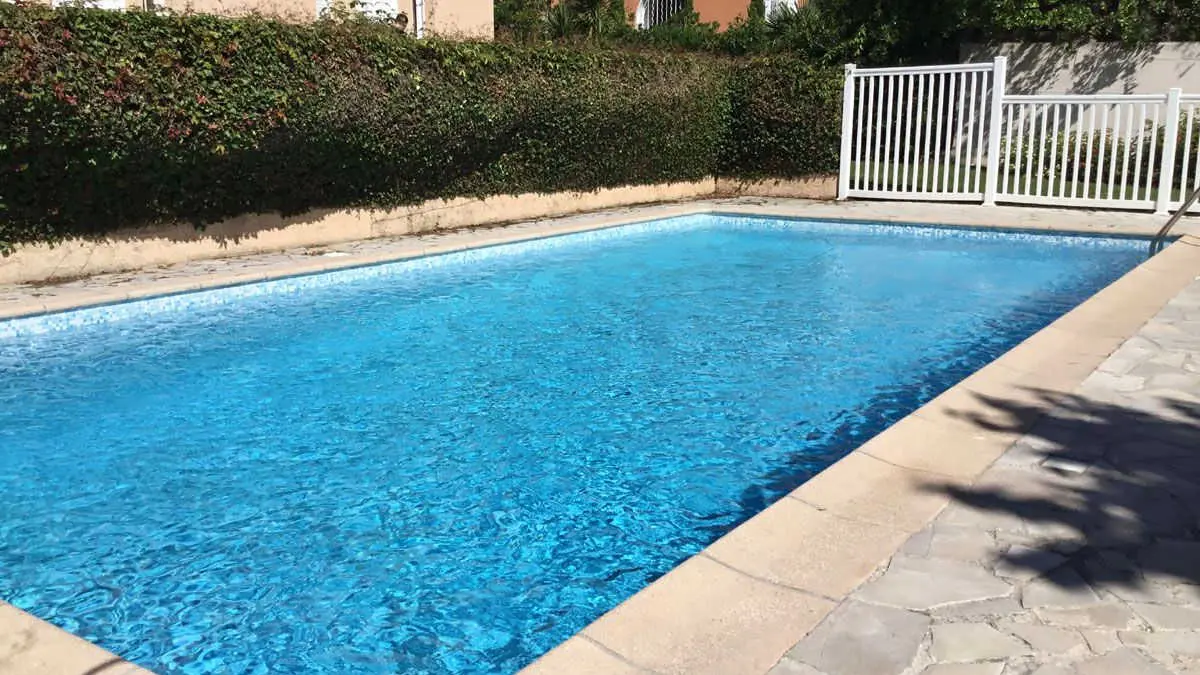 Piscine commune Gîte La Riviera 1 - Antibes/Juan les Pins - Gîtes de France Alpes-Maritimes