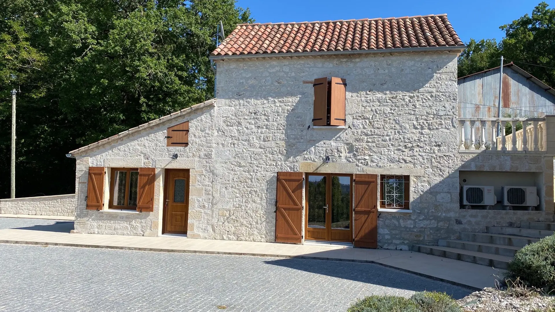 Extérieur bas et cour