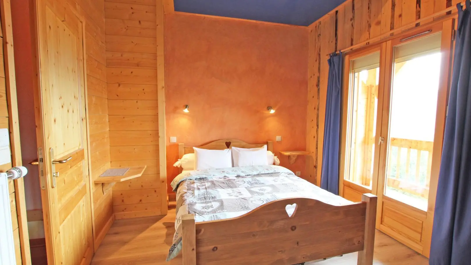 chambre n°2 à l'étage avec 1 lit de 140 qui donne sur balcon