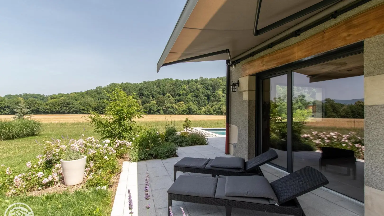 Terrasse abritée avec store