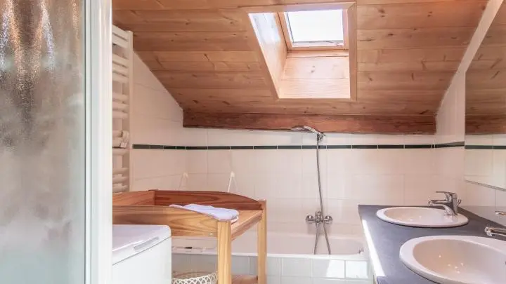 Salle de bains avec baignoire et douche