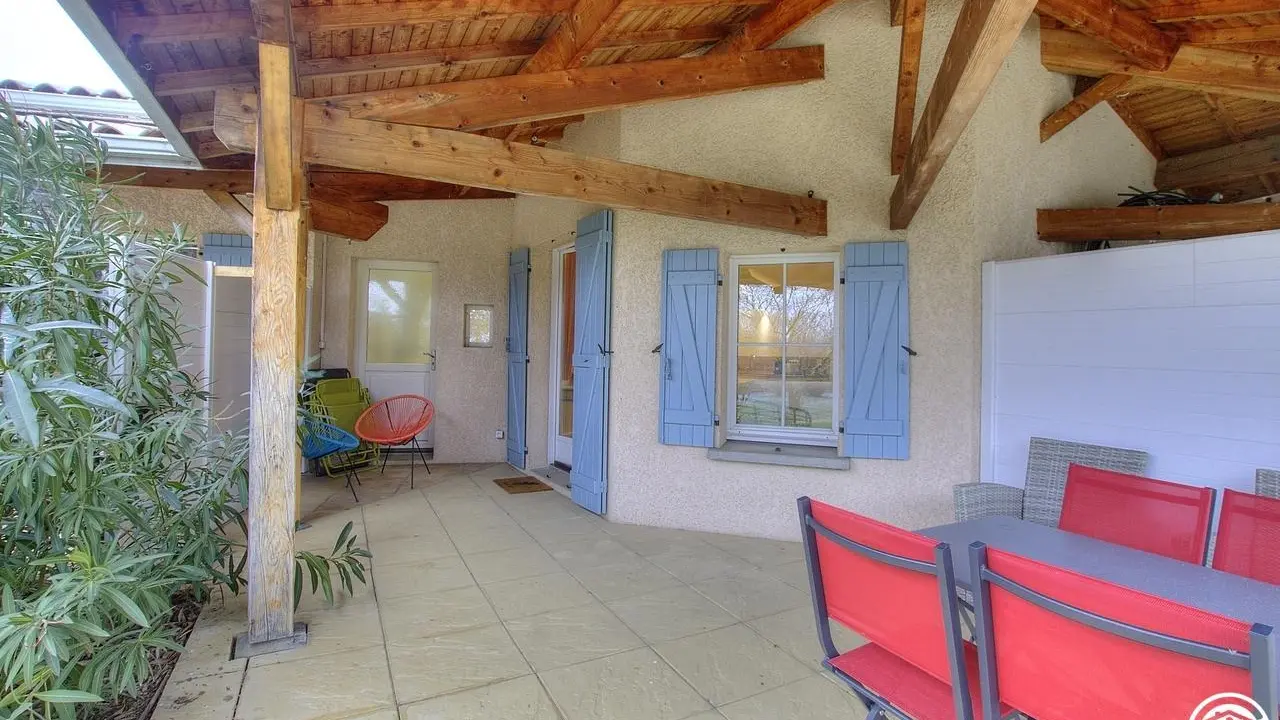 La partie réservée au gîte : terrasse couverte pour profiter des lieux en toute quiétude.